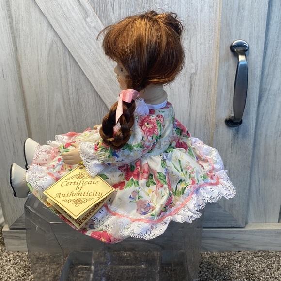 Soft Expressions Animated Wind Up Bisque Porcelain Musical Doll Brown Hair/Eyes - Picture 6 of 13